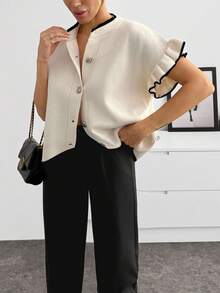 SHEIN بلوزة كارديجان أنيقة بمقاسات كبيرة مع أزرار أمامية وأكمام مطوية وحواف سوداء وبيضاء وتفاصيل كشكشة ناعمة من الصوف المحبوك وأزرار لؤلؤية بأسلوب عتيق أنيق للربيع - لون مشمشي - مشاهدة 4