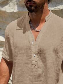 HIMLAND 男士常规剪裁短袖卡其色上衣，采用平纹织物制成，打造休闲装扮，男士亚麻衬衫，男士夏季上衣，棕褐色男士衬衫，V 领男士衬衫，男士亚麻衬衫，Old Money