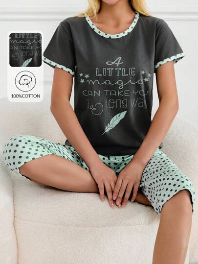 Set pigiama da casa in 100% cotone, composto da 2 pezzi: camicia con stampa scritta a contrasto di colore e pantaloncini capri con stampa a pois