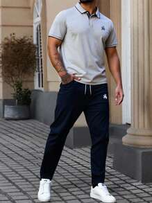 Manfinity Homme 2 pezzi Set uomo estivo casual, composto da polo shirt con stampa grafica e bordi a contrasto, e pantaloni lunghi con vita con coulisse