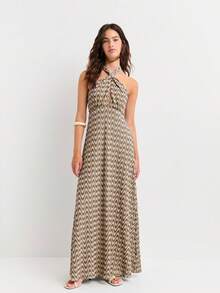 Nöista 飘逸的绿色提花面料露背连衣裙，饰有醒目的波浪纹。正面扭纹细节，全长廓形。是度假、活动或优雅清新晚装的完美之选。 - 彩色 - 查看 7