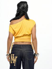 SUMWON WOMEN Áo crop top hở vai thiết kế chữ Collegiate rách rưới có dây rút bên hông Lễ hội mùa hè Y2K Streetwear - Màu vàng - Xem 2