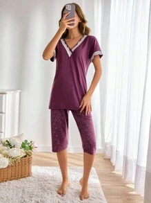 Ensemble de pyjama Cottonline pour femmes 2 pièces - Chemise à manches courtes avec détails en dentelle contrastée et bas capri à motif floral pour usage domestique