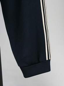 مجموعة جاكيت هودي وبنطلون رياضية كاجوال للأولاد المراهقين، مزينة بشريط، مناسبة لملابس الأطفال والأولاد الصغار للعودة إلى المدرسة، مناسبة لحفلات عيد الميلاد والسهرات والحفلات والأعراس والمعمودية والحفلات الافتتاحية، مناسبة للاستخدام اليومي والمدرسة والسفر والرياضة في فصلي الخريف والشتاء - أزرق غامق - مشاهدة 5