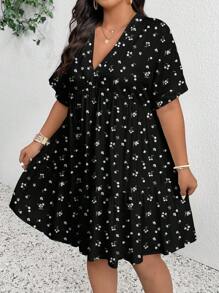 SHEIN Frenchy Plus Size Floral Prints Women V-Neck Short Sleeve Casual Vacation Dress,Summer Dresses For Women,Flowy Dress Chic Dress Black Dress With Small White Flowers Black Vacation Dress Black Floral Dress Black Summer Dress Women V-Neck Black Dress - Multicolor - View 3