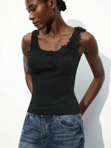 Maija Blusa sin mangas con diseño floral asimétrico, versátil para todas las estaciones, moda urbana casual moderna, silueta cómoda y ajustada, cuello cuadrado con decoración floral 3D, elegante vestimenta casual de oficina, vibra vintage discreta, alta calidad, adecuada para ir al trabajo, vacaciones, fiestas. Camiseta de tirantes negra de encaje para mujer, camiseta de tirantes negra acanalada para mujer, camiseta de tirantes negra con encaje para mujer, blusas de verano