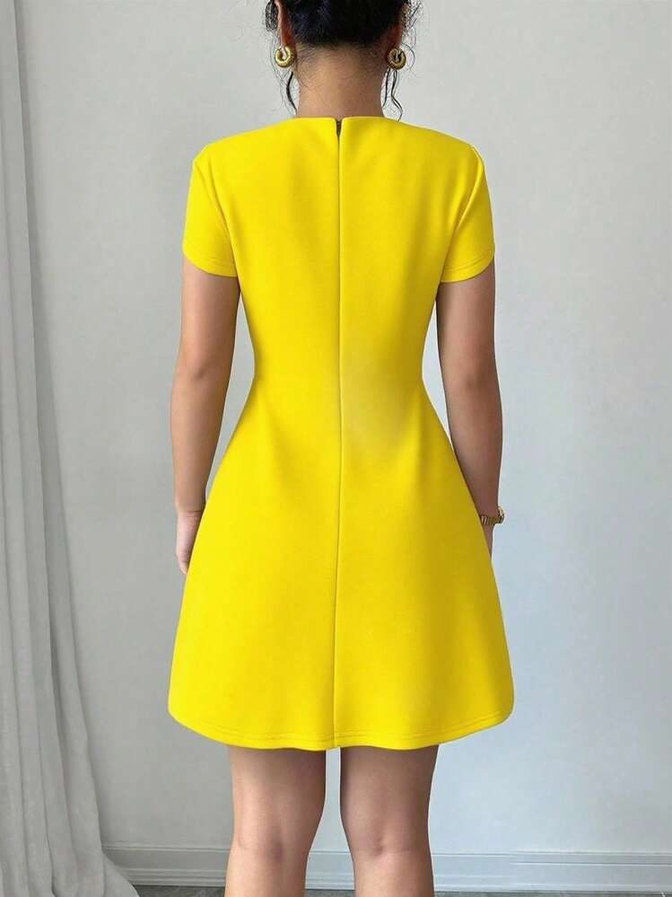 SHEIN PETITE Vestido corto negro minimalista para mujer con cuello alto, manga corta y bolsillo falso, elegante y de unicolor, para Año Nuevo - Amarillo - Añade 2