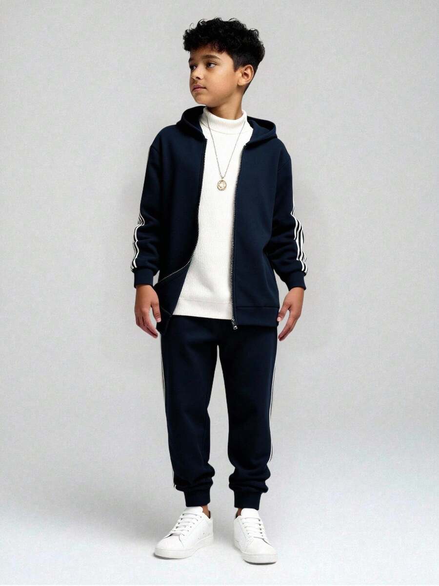 مجموعة جاكيت هودي وبنطلون رياضية كاجوال للأولاد المراهقين، مزينة بشريط، مناسبة لملابس الأطفال والأولاد الصغار للعودة إلى المدرسة، مناسبة لحفلات عيد الميلاد والسهرات والحفلات والأعراس والمعمودية والحفلات الافتتاحية، مناسبة للاستخدام اليومي والمدرسة والسفر والرياضة في فصلي الخريف والشتاء - أزرق غامق - مشاهدة 1