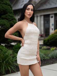 Carolina Barros 浪漫露背迷你连衣裙，褶皱纹理，露背领口，性感修身，适合海滩、派对、春夏季 - 杏色 - 查看 7