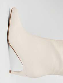 SHUZIA Giày bốt cao gót Kitten Heel #Y2K dành cho nữ, mũi nhọn hoàn hảo, đường may lấy cảm hứng từ phong cách cổ điển và khóa kéo bên hông, chất liệu PU cao cấp hoàn thiện bằng dầu, màu be - Thanh lịch, sang trọng và dễ mang - Màu be - Xem 5