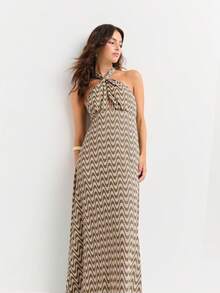 Nöista 飘逸的绿色提花面料露背连衣裙，饰有醒目的波浪纹。正面扭纹细节，全长廓形。是度假、活动或优雅清新晚装的完美之选。 - 彩色 - 查看 9