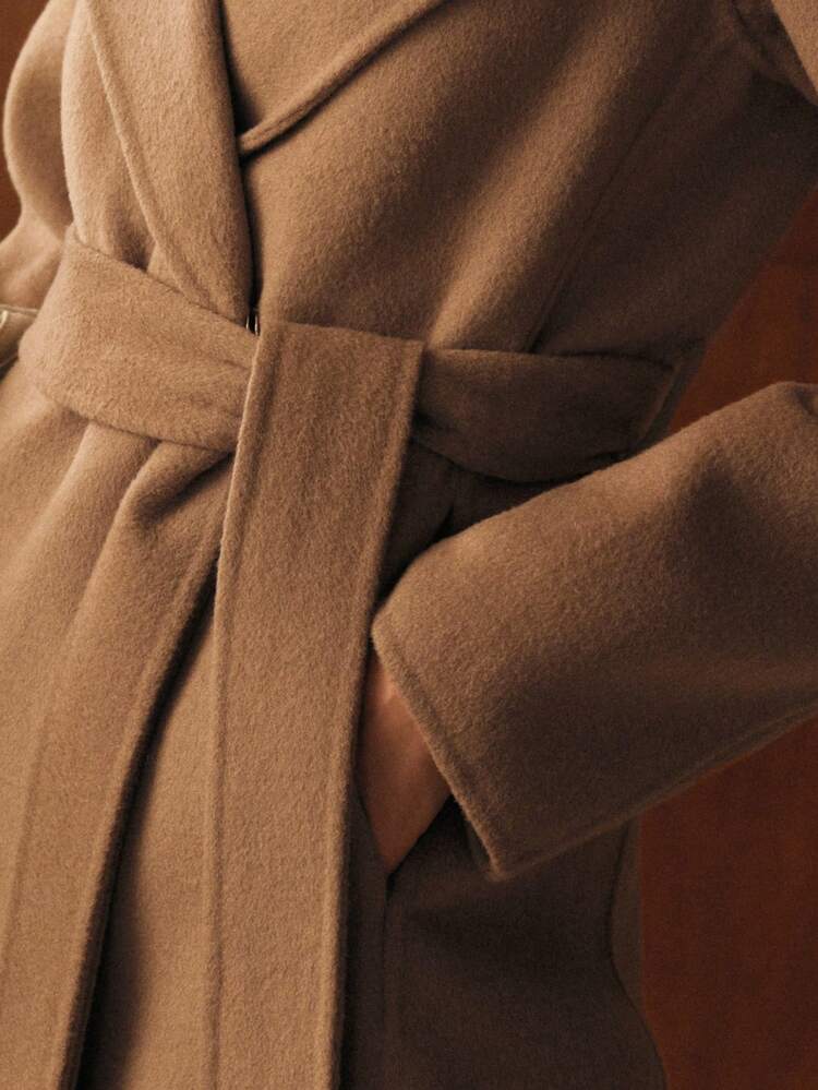ABRIGO IMPERMEABLE DE LANA CON CUELLO TIPO CASCADA Y CINTURÓN