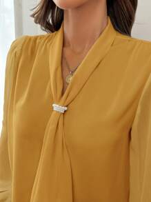 SHEIN Privé 大码纯色 V 领长袖休闲衬衫 - 芥末黃 - 查看 8