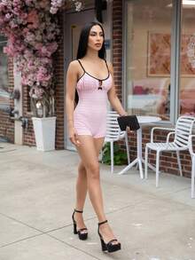 Carolina Barros Bộ đồ liền thân bó sát có dây đeo tương phản, họa tiết nơ rỗng phía trước, màu hồng trơn dành cho kỳ nghỉ của phụ nữ, thời trang mặc nhiều lớp hoặc mặc ngoài, dự tiệc - Màu Hồng baby - Xem 5