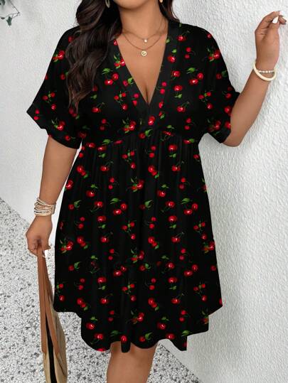 SHEIN Frenchy 大码女式 V 领短袖樱桃印花休闲度假连衣裙，黑色迷你连衣裙