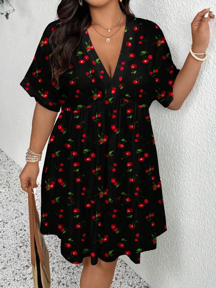 SHEIN Frenchy 大码女式 V 领短袖樱桃印花休闲度假连衣裙，黑色迷你连衣裙 - 彩色 - 查看 1