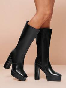 SHUZIA Bottes hautes noires à plateforme et bout carré en PU premium à finition huilée - Style rétro années 70. Design à talon bloc avec un confort surélevé, élégant pour le jour ou la nuit, mais facile à porter. - Noir - Voir 3