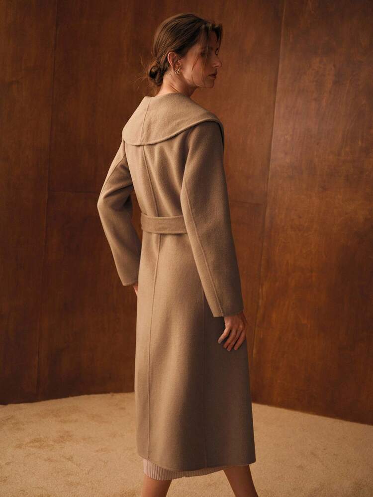 ABRIGO IMPERMEABLE DE LANA CON CUELLO TIPO CASCADA Y CINTURÓN