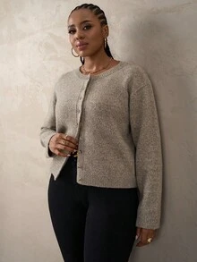 SHEIN Tall CURVE Cárdigan corto de lana gruesa de punto, de cuello redondo, de manga larga y abotonadura sencilla, informal, para mujer talla grande, en color caqui, para otoño e invierno. Suéter corto, suéter lindo, ropa de mujer para el otoño, blusas para salir, ropa casual de negocios, suéteres de otoño, atuendo de oficina, suéteres básicos.