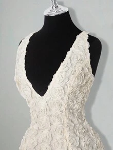 SHEIN ICON Vestido mini ajustado con escote en V profundo, sin mangas y decoración floral 3D para mujer - Albaricoque - Ver 4