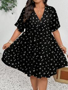 SHEIN Frenchy Plus Size Floral Prints Women V-Neck Short Sleeve Casual Vacation Dress,Summer Dresses For Women,Flowy Dress Chic Dress Black Dress With Small White Flowers Black Vacation Dress Black Floral Dress Black Summer Dress Women V-Neck Black Dress - Multicolor - View 4
