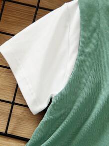 SHEIN 2 件/套年轻男孩夏季服装，包括浅蓝色连帽短袖纹理针织 T 恤和撞色白色针织袖 T 恤，搭配带有拼色徽标的拼布运动短裤，运动风格，适合休闲装、度假、运动、学校、节日 - 橄欖綠 - 查看 7