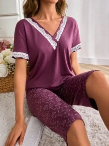 Ensemble de pyjama Cottonline pour femmes 2 pièces - Chemise à manches courtes avec détails en dentelle contrastée et bas capri à motif floral pour usage domestique