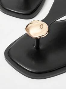 CUCCOO BIZCHIC Women's Summer Casual Metal Decor Flat Thong Sandals