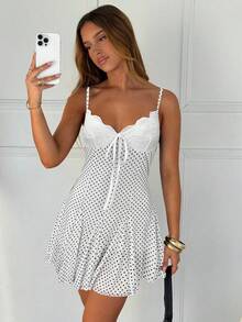 SHEIN EZwear 夏季黑白波点休闲度假吊带迷你连衣裙，露肩连衣裙文胸，女士夏季泳装，女士罩衫，网纱罩衫泳衣，女士沙滩罩衫，夏季连衣裙，女士夏季套装，沙滩装，蕾丝细节连衣裙，白色波点连衣裙，女士夏季连衣裙 - 黑與白 - 查看 5