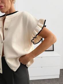 SHEIN بلوزة كارديجان أنيقة بمقاسات كبيرة مع أزرار أمامية وأكمام مطوية وحواف سوداء وبيضاء وتفاصيل كشكشة ناعمة من الصوف المحبوك وأزرار لؤلؤية بأسلوب عتيق أنيق للربيع - لون مشمشي - مشاهدة 5