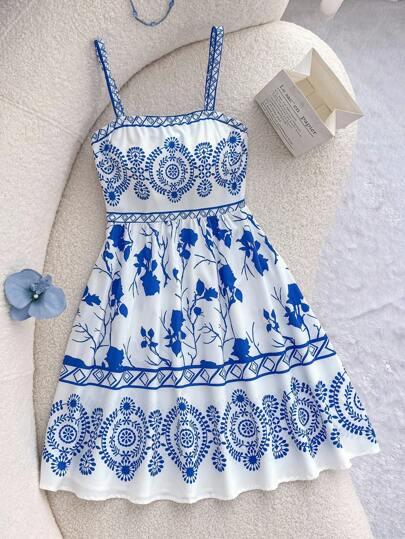 SHEIN 少女蓝白定位复古花卉休闲度假连衣裙，波西米亚风露背，褶皱无袖细肩带常规款式短款蓝白全印花，拼色，花卉，复古吊带短裙，春夏，休闲日常穿着