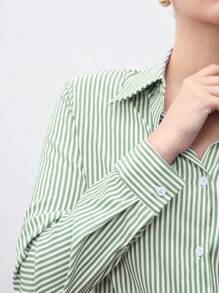 BizChic Áo sơ mi nữ cổ bẻ màu xanh bạc hà cài một hàng khuy cho mùa Thu/Đông 2025, kiểu dáng hiện đại, thanh lịch, phù hợp cho các buổi hẹn hò, tiệc tùng, họp mặt, lễ hội âm nhạc vùng quê, đám cưới, sinh nhật, Halloween, Giáng sinh, một chiếc áo đa năng dành cho nữ. - màu xanh lá - Xem 7