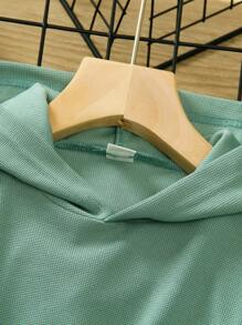 SHEIN 2 件/套年轻男孩夏季服装，包括浅蓝色连帽短袖纹理针织 T 恤和撞色白色针织袖 T 恤，搭配带有拼色徽标的拼布运动短裤，运动风格，适合休闲装、度假、运动、学校、节日 - 橄欖綠 - 查看 4