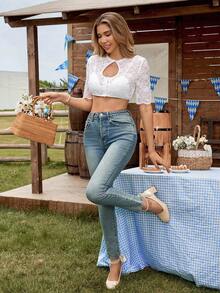 SHEIN Frenchy 女士优雅白色蕾丝镂空短袖上衣，性感蕾丝短袖上衣，适合慕尼黑啤酒节女士蕾丝花边短袖上衣，采用甜心领和褶饰设计，女士纯色简约日常镂空蕾丝花边短袖上衣，慕尼黑啤酒节连衣裙，慕尼黑啤酒节服装，白色上衣，啤酒节，白色短款上衣女士钩针短款上衣网眼短款上衣透视短款上衣，慕尼黑啤酒节连衣裙上衣，慕尼黑啤酒节连衣裙，慕尼黑啤酒节服装，白色上衣，啤酒节，慕尼黑啤酒节连衣裙上衣，加大码上衣 - 白色 - 查看 10