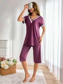 Ensemble de pyjama Cottonline pour femmes 2 pièces - Chemise à manches courtes avec détails en dentelle contrastée et bas capri à motif floral pour usage domestique