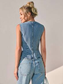 CLARA VERO BLUSA ELEGANTE PARA MUJERES EN COLOR AZUL CLARO CON DETALLES DE BOTONES Y CORTE