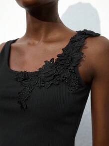 Maija Blusa sin mangas con diseño floral asimétrico, versátil para todas las estaciones, moda urbana casual moderna, silueta cómoda y ajustada, cuello cuadrado con decoración floral 3D, elegante vestimenta casual de oficina, vibra vintage discreta, alta calidad, adecuada para ir al trabajo, vacaciones, fiestas. Camiseta de tirantes negra de encaje para mujer, camiseta de tirantes negra acanalada para mujer, camiseta de tirantes negra con encaje para mujer, blusas de verano