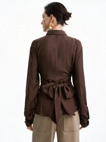 Aalyst Áo sơ mi vải lanh pha trộn màu trơn kiểu Pháp thanh lịch sang trọng, rộng rãi dành cho nữ, cổ áo sơ mi, vạt áo ẩn, xẻ tà bên hông, thắt chéo ngực, tay dài, phù hợp cho mùa xuân, thu và đông - màu nâu - Xem 2