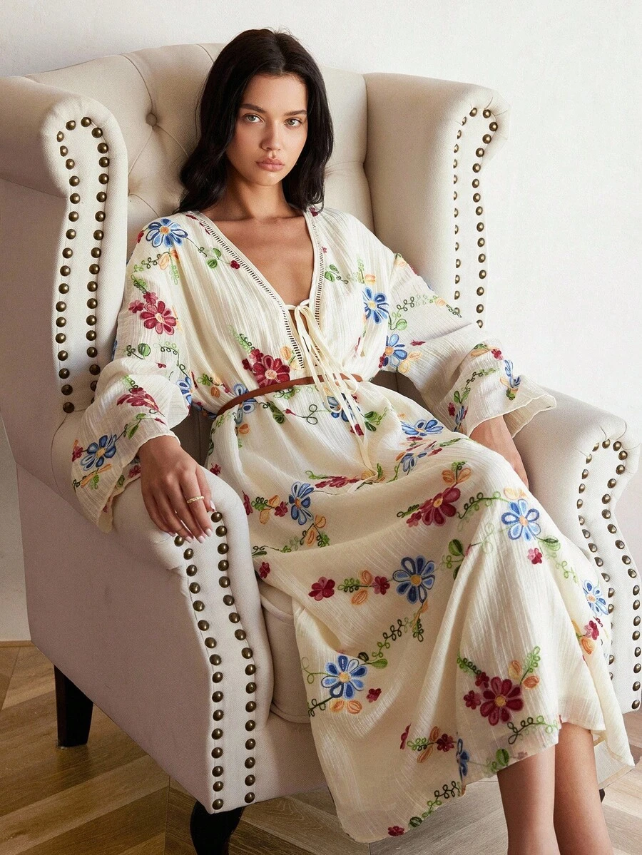 GENKIRA 天丝面料花卉刺绣宽松休闲深V领蕾丝边抽绳腰连衣裙 - 彩色 - 查看 1