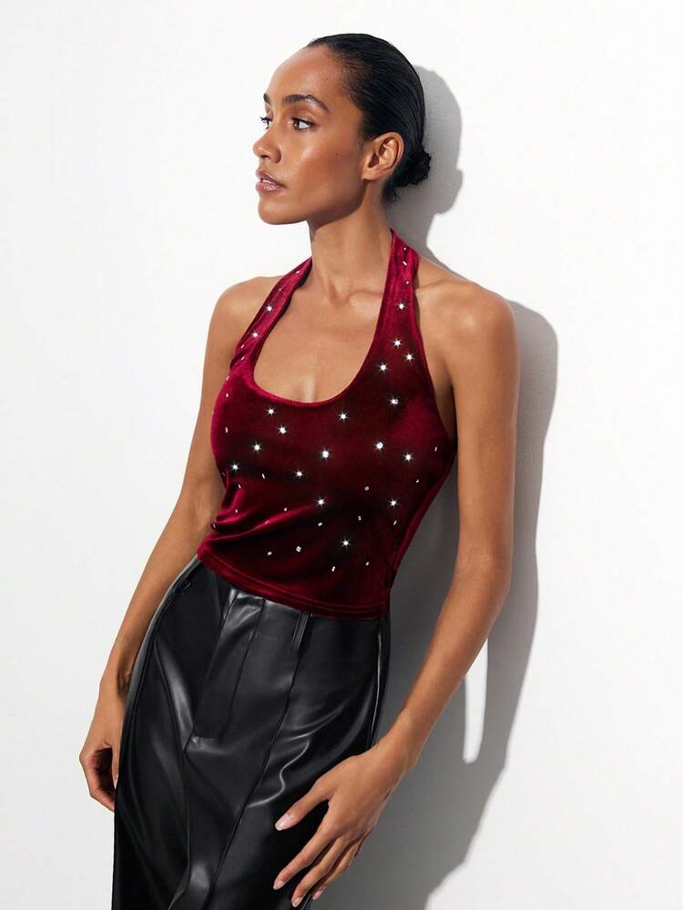 SHEIN Maija 2025年 クルーネック ホルター クロップド ベルベット タンクトップ、ワインレッド、秋初めのパーティーシーズンに適しています。女性の冬、学校始まりの秋、ホームカミング、外出、ビジネスカジュアル、ホットフィックスラインストーン、クリスマスラインストーンベルベットトップ、ダークレッドトップ、ボルドートップ、ラインストーントップ、ハルタートップ