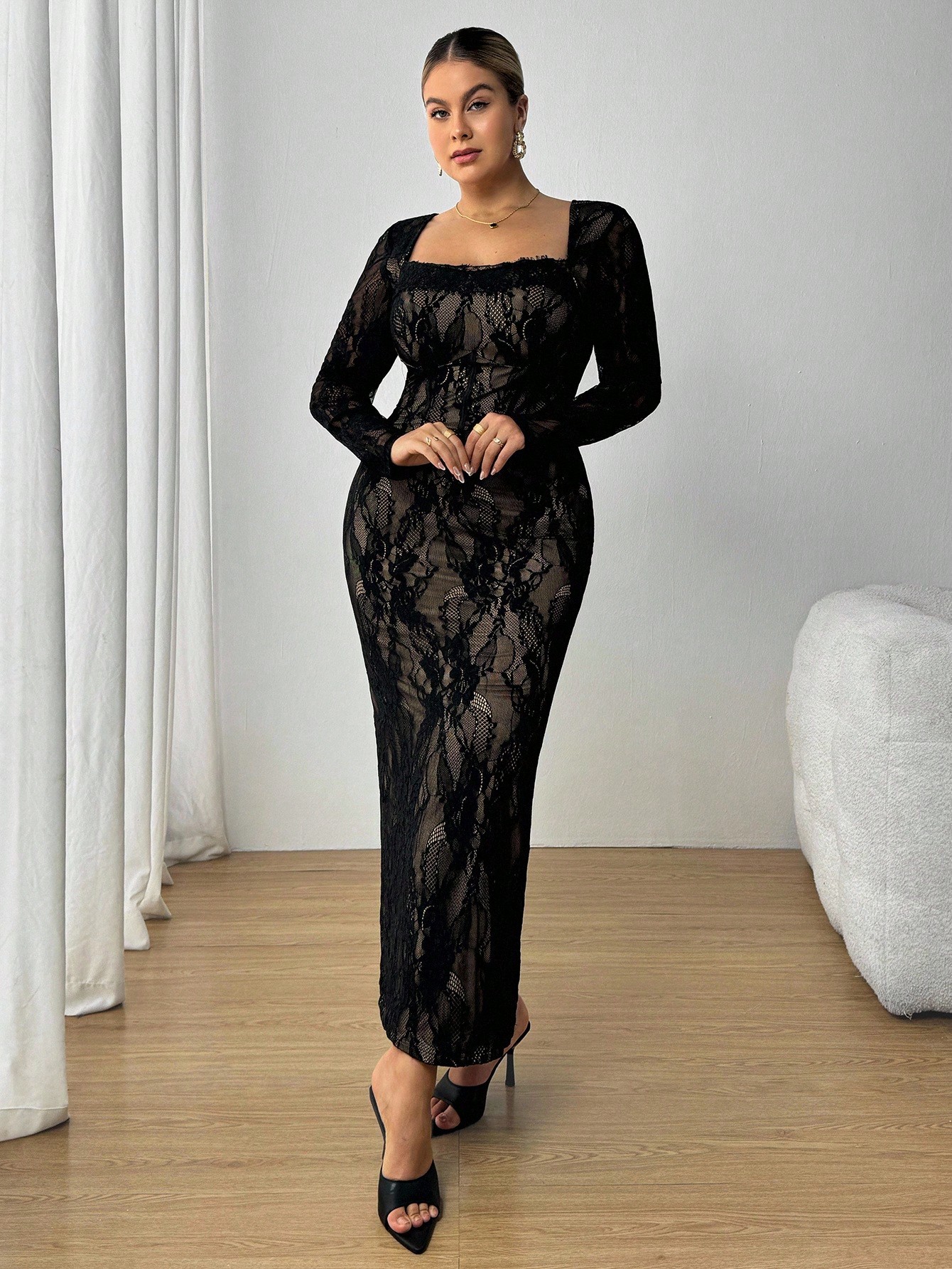 SHEIN PETITE CURVE فستان أسود طويل مزين بالدانتيل...