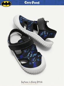 BATMAN X Cozy Pixies 男童春夏DC印花防撞可调节绑带休闲凉鞋，易于穿着，适合日常穿着 - 彩色 - 查看 5