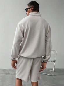 Manfinity Campus Court 美学帖——男士休闲字母图案四分之一拉链卫衣和短裤套装 - 杏色 - 查看 2