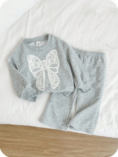 SHEIN 女婴休闲可爱蝴蝶结后背圆领长袖蕾丝花边卫衣和蕾丝花边喇叭裤，适合秋冬季日常休闲穿着