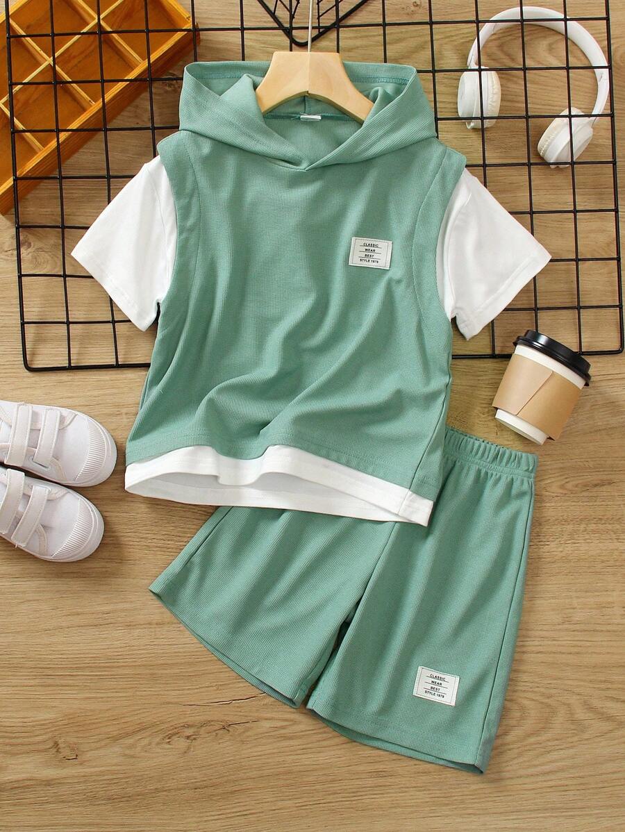 SHEIN 2 件/套年轻男孩夏季服装,包括浅蓝色连帽短袖纹理针织 T 恤和撞色白色针织袖 T 恤,搭配带有拼色徽标的拼布运动短裤,运动风格,适合休闲装、度假、运动、学校、节日 - 橄欖綠 - 查看 1