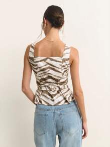 Nöista 这款无袖上衣采用方领和修身剪裁，饰以抽象的棕白条纹图案，打造现代感十足的廓形。中性色调和经典设计，完美契合时尚百搭的夏季女性造型，轻松搭配各种可爱夏装。 - 彩色 - 查看 2