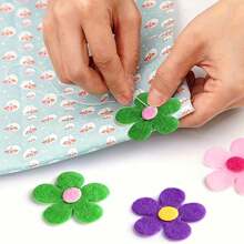 100 件/套多色毛毡花 | 涤纶自粘贴花 | 可重复使用且哑光饰面 | 非常适合布艺工艺品、DIY 项目和教室装饰 | 充满活力的花卉设计，适合创意表达，花束制作用品 - 彩色 - 查看 4