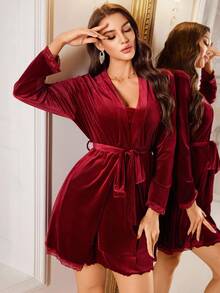 LuxeNights 天鹅绒撞色蕾丝边性感露背系带睡裙及腰带睡袍套装，闺房装扮，秋冬舒适优雅细节 - 酒紅色 - 查看 6