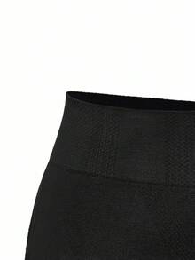 Snug Zone شورت بحمالات قص مجوف - الأسود - مشاهدة 3