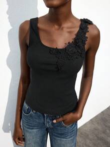 Maija Blusa sin mangas con diseño floral asimétrico, versátil para todas las estaciones, moda urbana casual moderna, silueta cómoda y ajustada, cuello cuadrado con decoración floral 3D, elegante vestimenta casual de oficina, vibra vintage discreta, alta calidad, adecuada para ir al trabajo, vacaciones, fiestas. Camiseta de tirantes negra de encaje para mujer, camiseta de tirantes negra acanalada para mujer, camiseta de tirantes negra con encaje para mujer, blusas de verano